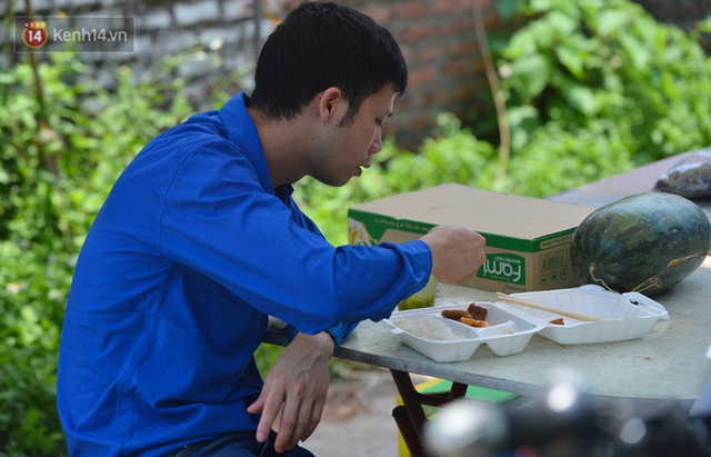 Toàn cảnh phong toả một xã có 7 ca mắc Covid-19 ở Hà Nội: Người dân tiếp tế lương thực giữa trưa nắng - Ảnh 14.