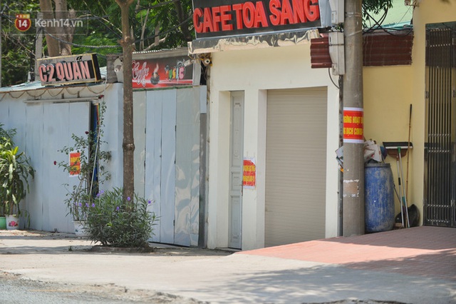 Toàn cảnh phong toả một xã có 7 ca mắc Covid-19 ở Hà Nội: Người dân tiếp tế lương thực giữa trưa nắng - Ảnh 16.