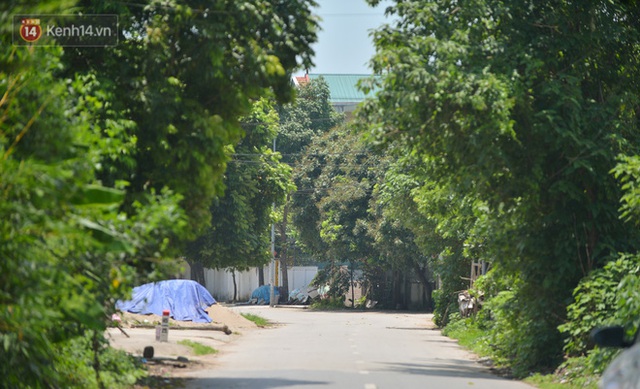 Toàn cảnh phong toả một xã có 7 ca mắc Covid-19 ở Hà Nội: Người dân tiếp tế lương thực giữa trưa nắng - Ảnh 21.