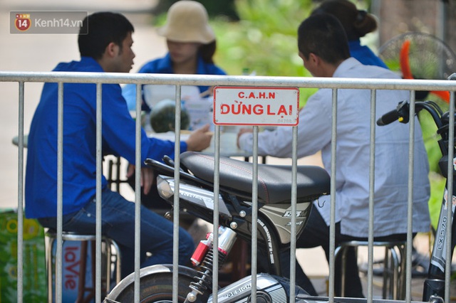 Toàn cảnh phong toả một xã có 7 ca mắc Covid-19 ở Hà Nội: Người dân tiếp tế lương thực giữa trưa nắng - Ảnh 5.