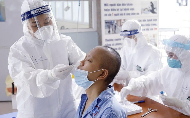Bác sĩ Bệnh viện K cơ sở Tân Triều thăm khám cho bệnh nhân ung thưẢnh: Trần Hà