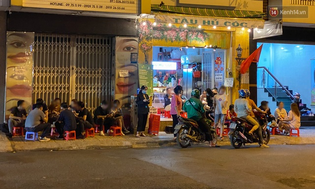  Cuối tuần, khách nhậu Sài Gòn ngồi chật kín quán, giới trẻ tụ tập tràn vỉa hè giữa dịch Covid-19 - Ảnh 1.