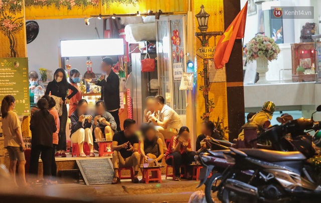  Cuối tuần, khách nhậu Sài Gòn ngồi chật kín quán, giới trẻ tụ tập tràn vỉa hè giữa dịch Covid-19 - Ảnh 2.