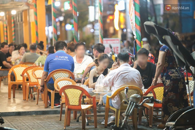  Cuối tuần, khách nhậu Sài Gòn ngồi chật kín quán, giới trẻ tụ tập tràn vỉa hè giữa dịch Covid-19 - Ảnh 11.