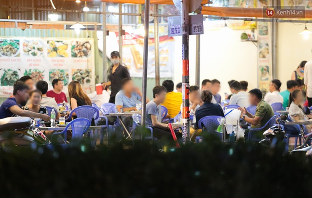  Cuối tuần, khách nhậu Sài Gòn ngồi chật kín quán, giới trẻ tụ tập tràn vỉa hè giữa dịch Covid-19 - Ảnh 13.