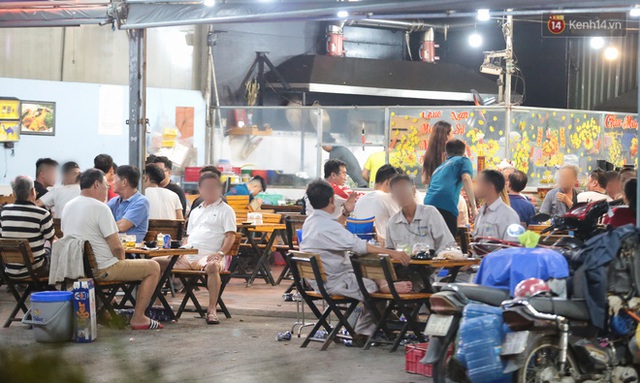  Cuối tuần, khách nhậu Sài Gòn ngồi chật kín quán, giới trẻ tụ tập tràn vỉa hè giữa dịch Covid-19 - Ảnh 14.