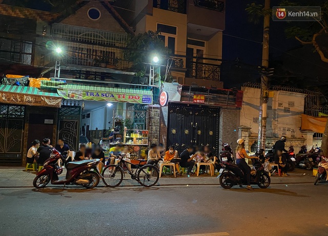 Cuối tuần, khách nhậu Sài Gòn ngồi chật kín quán, giới trẻ tụ tập tràn vỉa hè giữa dịch Covid-19 - Ảnh 3.