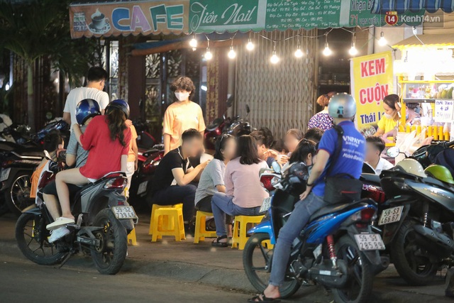  Cuối tuần, khách nhậu Sài Gòn ngồi chật kín quán, giới trẻ tụ tập tràn vỉa hè giữa dịch Covid-19 - Ảnh 6.