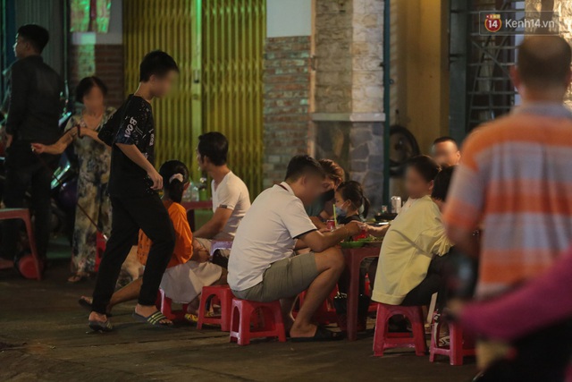  Cuối tuần, khách nhậu Sài Gòn ngồi chật kín quán, giới trẻ tụ tập tràn vỉa hè giữa dịch Covid-19 - Ảnh 7.