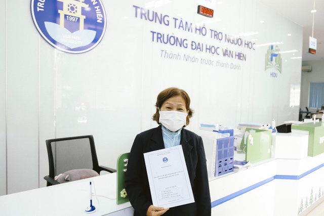Vượt 200km/ngày, sau 4 năm học, cụ bà 70 tuổi ở Tiền Giang đã bảo vệ thành công luận văn thạc sĩ - Ảnh 2. Vượt 200km/ngày, sau 4 năm học, cụ bà 70 tuổi ở Tiền Giang đã bảo vệ thành công luận văn thạc sĩ - Ảnh 2.