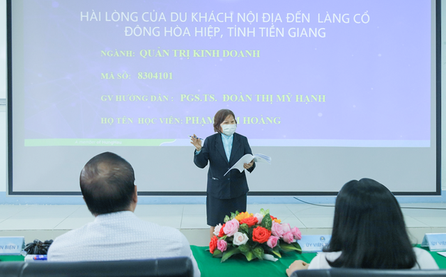 Vượt 200km/ngày, sau 4 năm học, cụ bà 70 tuổi ở Tiền Giang đã bảo vệ thành công luận văn thạc sĩ - Ảnh 1. Vượt 200km/ngày, sau 4 năm học, cụ bà 70 tuổi ở Tiền Giang đã bảo vệ thành công luận văn thạc sĩ - Ảnh 1.