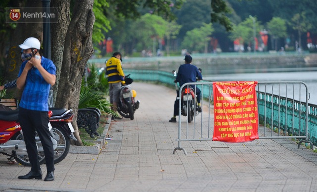  Ảnh: Bất chấp quy định, hàng trăm người dân vẫn vượt rào tập thể dục, chụp ảnh ở hồ Tây - Ảnh 1.