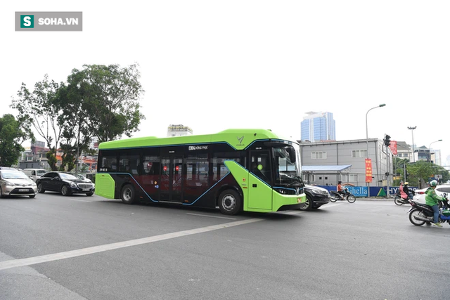  VinBus bất ngờ xuống phố, ngày đi xe buýt điện chính thức không còn xa? - Ảnh 2.