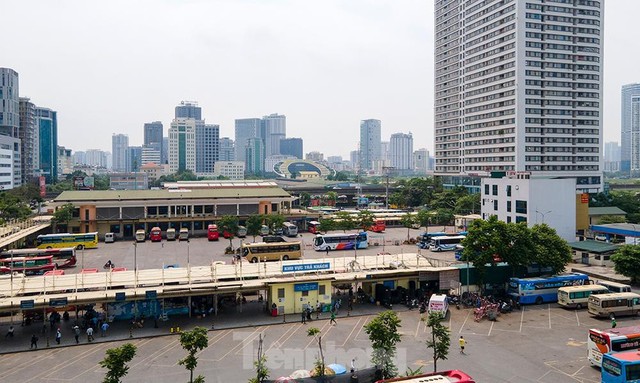 Không khí đìu hiu bao trùm nhà ga, bến xe và sân bay Hà Nội - Ảnh 2.