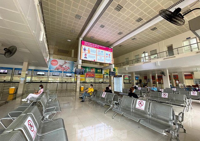Không khí đìu hiu bao trùm nhà ga, bến xe và sân bay Hà Nội - Ảnh 3.