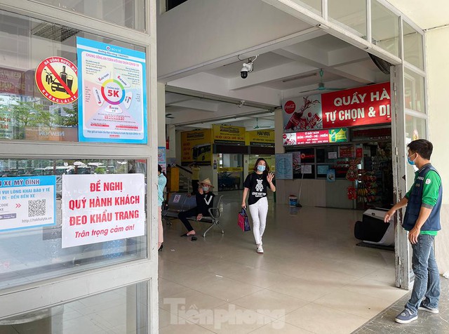Không khí đìu hiu bao trùm nhà ga, bến xe và sân bay Hà Nội - Ảnh 4.