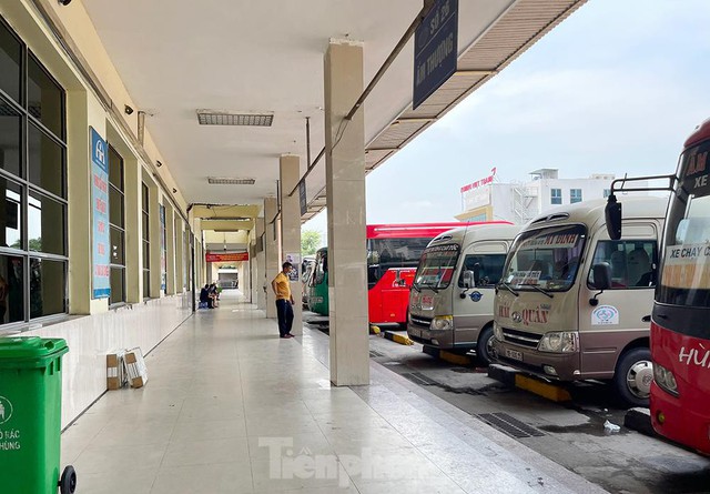 Không khí đìu hiu bao trùm nhà ga, bến xe và sân bay Hà Nội - Ảnh 5.