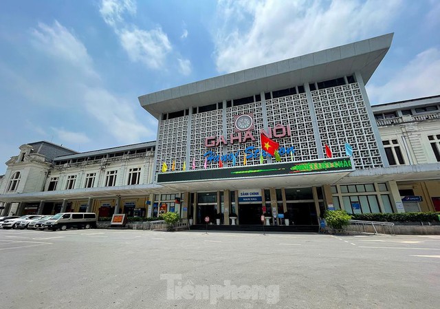 Không khí đìu hiu bao trùm nhà ga, bến xe và sân bay Hà Nội - Ảnh 6.