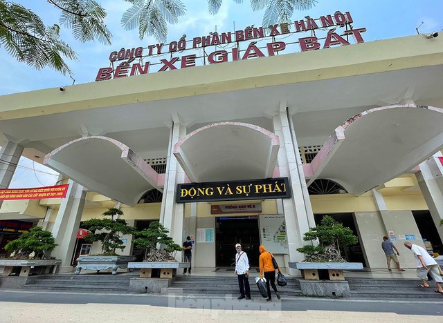 Không khí đìu hiu bao trùm nhà ga, bến xe và sân bay Hà Nội - Ảnh 8.