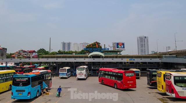 Không khí đìu hiu bao trùm nhà ga, bến xe và sân bay Hà Nội - Ảnh 10.