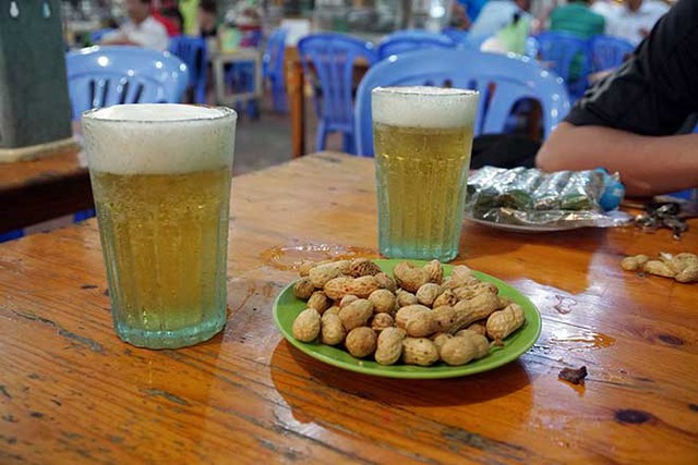 Chuyện chưa kể về cốc bia vại “huyền thoại” ở Hà Nội: Thiết kế trong 1 giờ, xâm chiếm suốt 40 năm không có đối thủ - Ảnh 5.