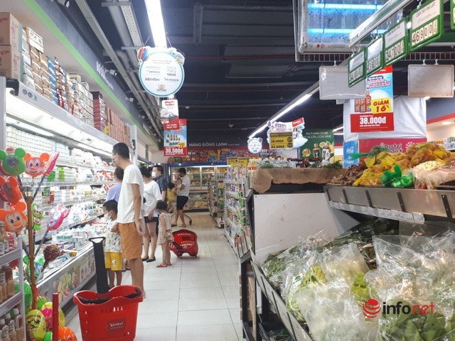 Hà Nội: Dân đổ xô về quê, đi chơi ngày lễ, siêu thị vắng khách, chợ ế hàng - Ảnh 2.