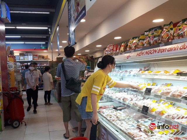 Hà Nội: Dân đổ xô về quê, đi chơi ngày lễ, siêu thị vắng khách, chợ ế hàng - Ảnh 12.