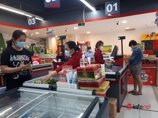 Hà Nội: Dân đổ xô về quê, đi chơi ngày lễ, siêu thị vắng khách, chợ ế hàng - Ảnh 14.