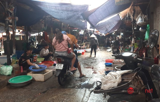 Hà Nội: Dân đổ xô về quê, đi chơi ngày lễ, siêu thị vắng khách, chợ ế hàng - Ảnh 5.