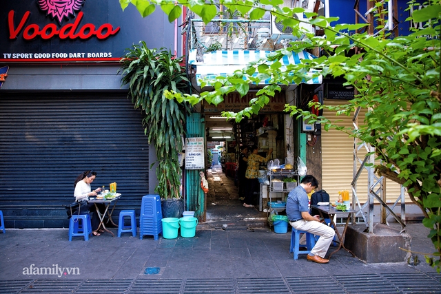 Tiệm hủ tiếu hơn 70 năm nổi tiếng với nồi sốt cà chua hầm mà về làm dâu rồi vẫn chưa được truyền ngay, cùng tấm bảng hiệu được định giá nghìn đô! - Ảnh 1.