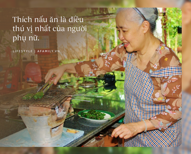 Kênh nấu ăn của Nghệ nhân ẩm thực Nguyễn Dzoãn Cẩm Vân đã có nút bạc YouTube, bồi hồi nghe lại chất giọng của cô mới thấy thân thương lạ kỳ - Ảnh 1.