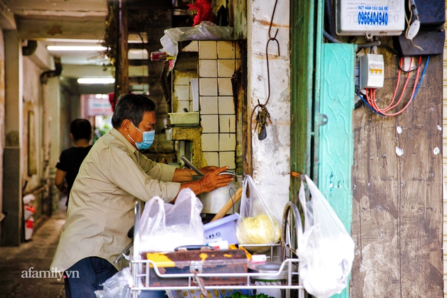 Tiệm hủ tiếu hơn 70 năm nổi tiếng với nồi sốt cà chua hầm mà về làm dâu rồi vẫn chưa được truyền ngay, cùng tấm bảng hiệu được định giá nghìn đô! - Ảnh 2.