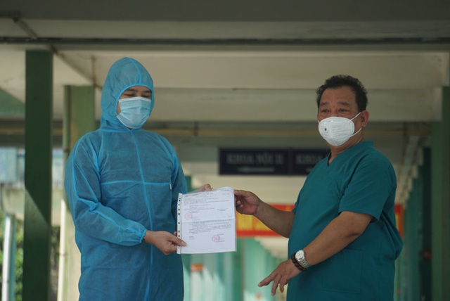  Bệnh nhân mắc Covid-19 đầu tiên ở Đà Nẵng xuất viện - Ảnh 1.