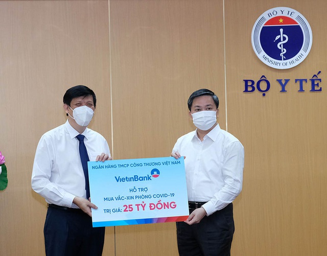  4 ngân hàng lớn Vietcombank, Vietinbank, BIDV và Agribank trao tặng 100 tỷ đồng vào quỹ mua vắc xin Covid-19 - Ảnh 2.