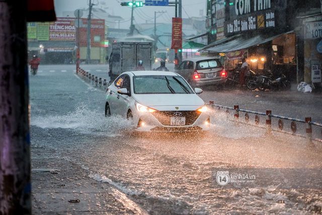 Chùm ảnh: Mưa lớn khủng khiếp, người dân TP. Thủ Đức ngán ngẩm nhìn các tuyến đường hóa thành sông - Ảnh 1.