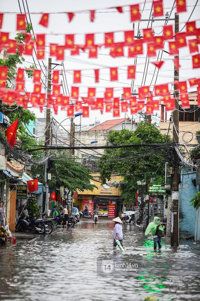 Chùm ảnh: Mưa lớn khủng khiếp, người dân TP. Thủ Đức ngán ngẩm nhìn các tuyến đường hóa thành sông - Ảnh 14.