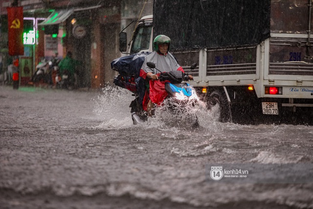 Chùm ảnh: Mưa lớn khủng khiếp, người dân TP. Thủ Đức ngán ngẩm nhìn các tuyến đường hóa thành sông - Ảnh 21.