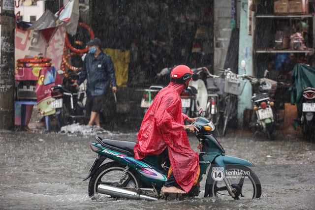 Chùm ảnh: Mưa lớn khủng khiếp, người dân TP. Thủ Đức ngán ngẩm nhìn các tuyến đường hóa thành sông - Ảnh 28.