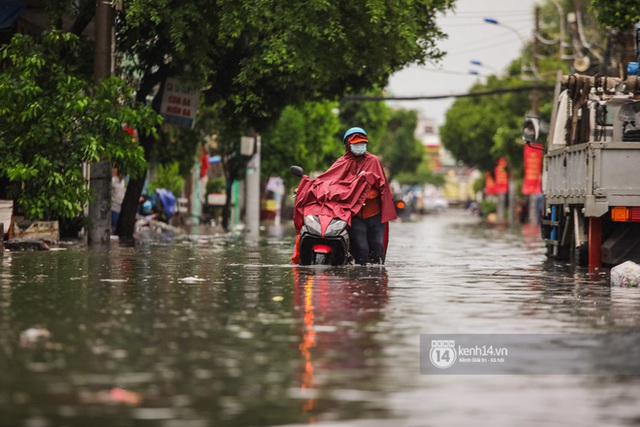 Chùm ảnh: Mưa lớn khủng khiếp, người dân TP. Thủ Đức ngán ngẩm nhìn các tuyến đường hóa thành sông - Ảnh 30.