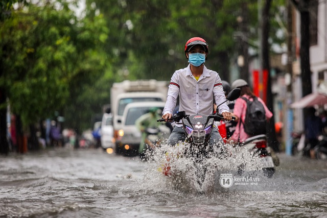 Chùm ảnh: Mưa lớn khủng khiếp, người dân TP. Thủ Đức ngán ngẩm nhìn các tuyến đường hóa thành sông - Ảnh 35.