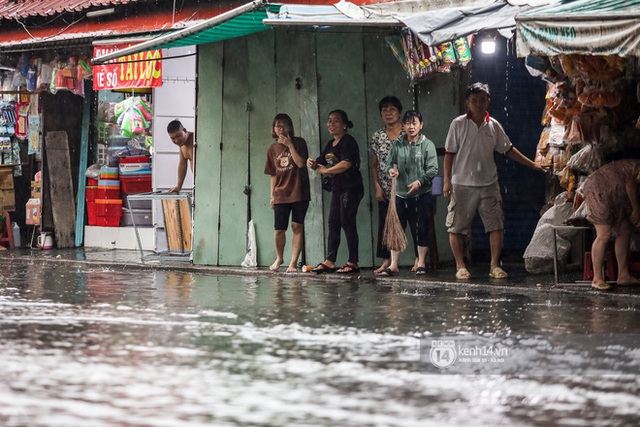 Chùm ảnh: Mưa lớn khủng khiếp, người dân TP. Thủ Đức ngán ngẩm nhìn các tuyến đường hóa thành sông - Ảnh 7.