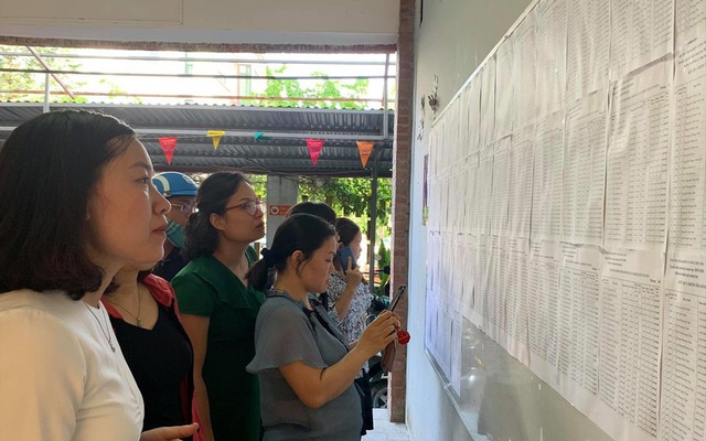 Phụ huynh xem kết quả tuyển sinh lớp 6 tại Trường Lương Thế Vinh năm 2019 Ảnh: Nguyễn Hà