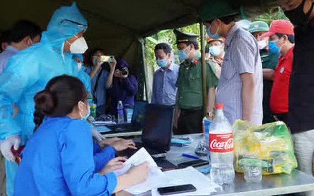 Ông Hồ An Phong - Phó chủ tịch UBND tỉnh Quảng Bình kiểm tra hoạt động của chốt kiểm soát dịch bệnh Covid-19 trên tuyến Quốc lộ 1 tại xã Quảng Đông, huyện Quảng Trạch.