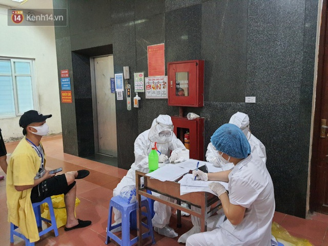  Bên trong khu cách ly y tế BV Đa khoa Thạch Thất: Hàng trăm người được lấy mẫu xét nghiệm, nhân viên y tế phun khử khuẩn trang thiết bị - Ảnh 4.