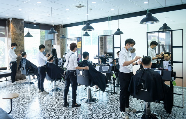  Người dân vội vã đi cắt tóc trước giờ cấm, hàng cắt tóc đông gấp 3 lần bình thường - Ảnh 1.
