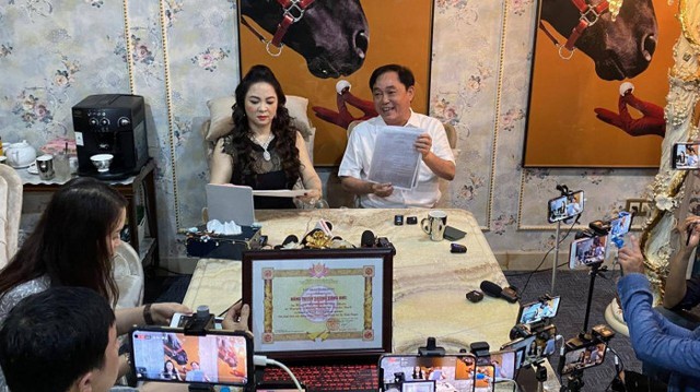 Sự thật sau mỗi livestream của bà Phương Hằng: Như chiến trận với hơn chục người hùng hậu, nhân vật cộm cán bí mật duyệt nội dung cho bà Hằng mới gây bất ngờ! - Ảnh 3.