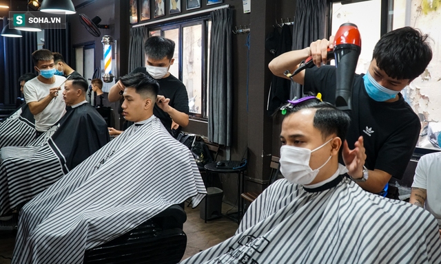  Người dân vội vã đi cắt tóc trước giờ cấm, hàng cắt tóc đông gấp 3 lần bình thường - Ảnh 4.