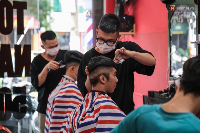 Người Sài Gòn đổ xô đi cắt tóc trước khi các cửa tiệm đóng cửa để phòng dịch Covid-19 - Ảnh 1.