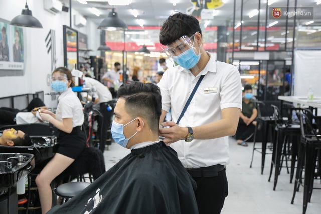  Người Sài Gòn đổ xô đi cắt tóc trước khi các cửa tiệm đóng cửa để phòng dịch Covid-19 - Ảnh 11.