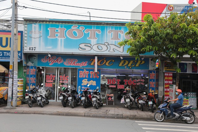  Người Sài Gòn đổ xô đi cắt tóc trước khi các cửa tiệm đóng cửa để phòng dịch Covid-19 - Ảnh 16.